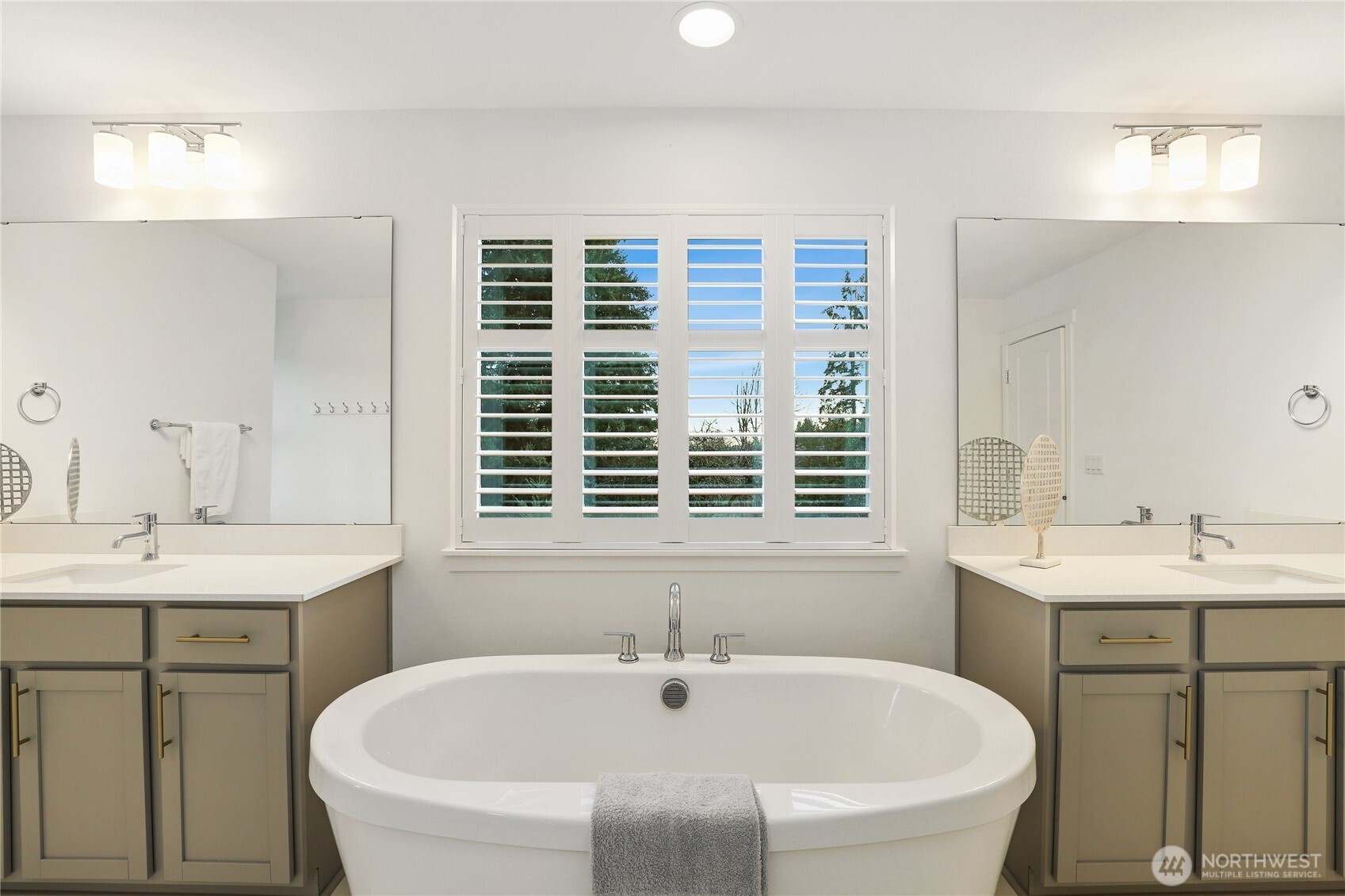 2463 NE Athlon Court , Poulsbo, WA 98370-8015