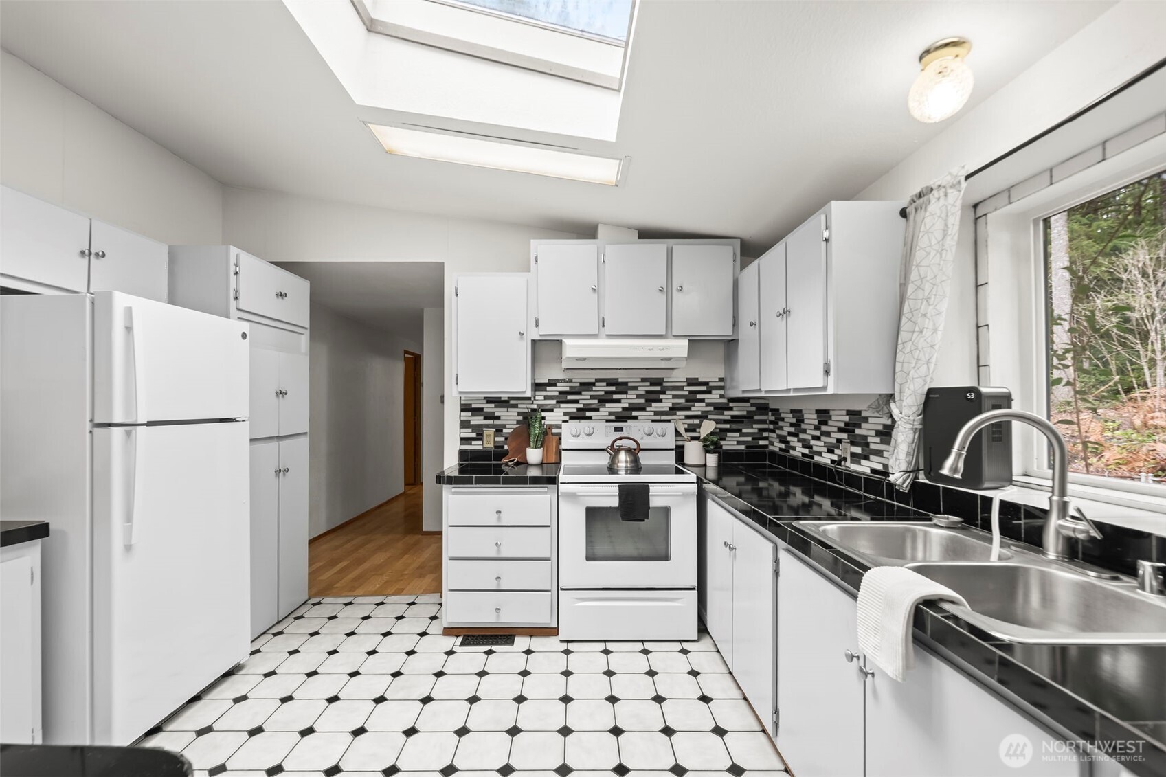 61 N Cresthill Way , Hoodsport, WA 98548