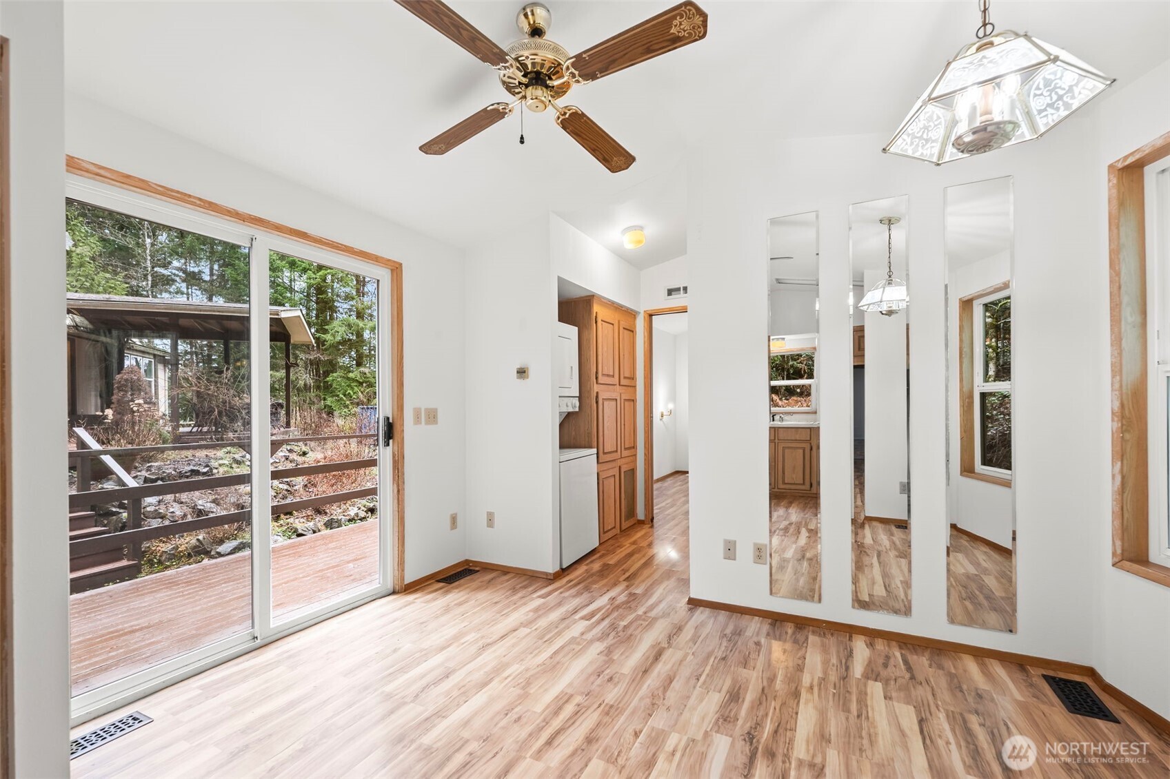 61 N Cresthill Way , Hoodsport, WA 98548