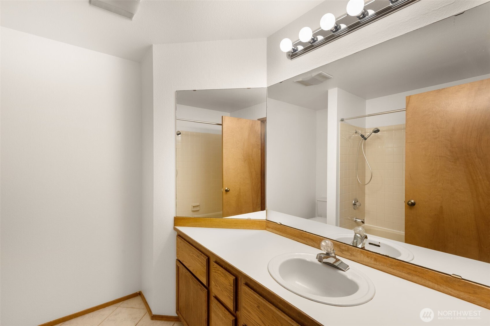 9920 NE 119th Street #308, Kirkland, WA 98034