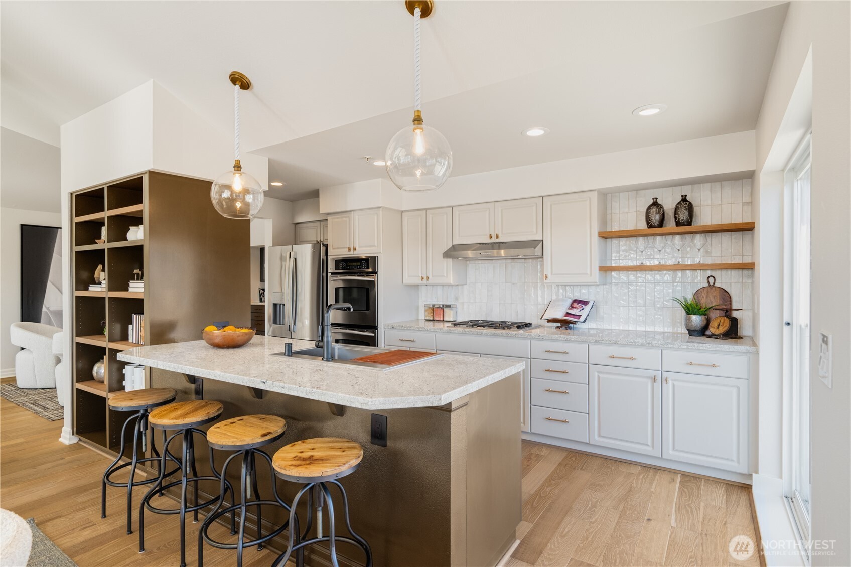 2425 33rd Avenue W #402, Seattle, WA 98199