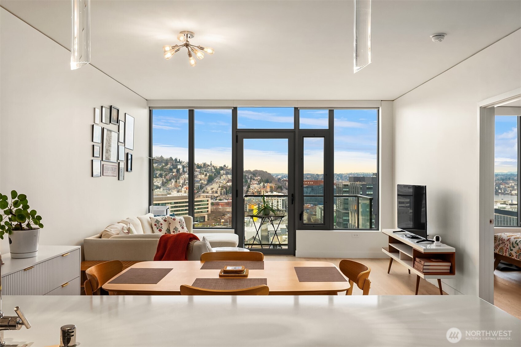 2510 6th Avenue #1401, Seattle, WA 98121