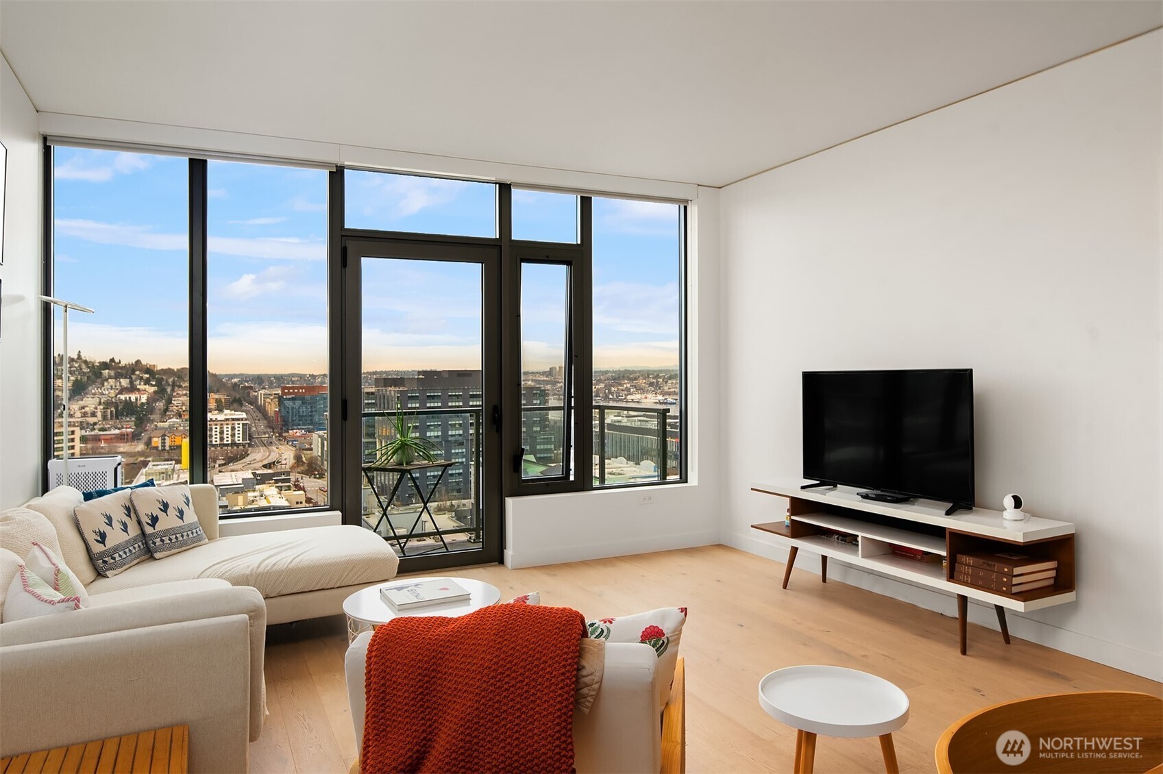 2510 6th Avenue #1401, Seattle, WA 98121