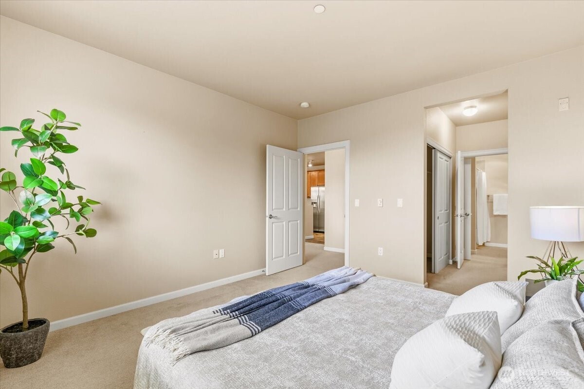 6800 132nd Place SE #E203, Newcastle, WA 98059