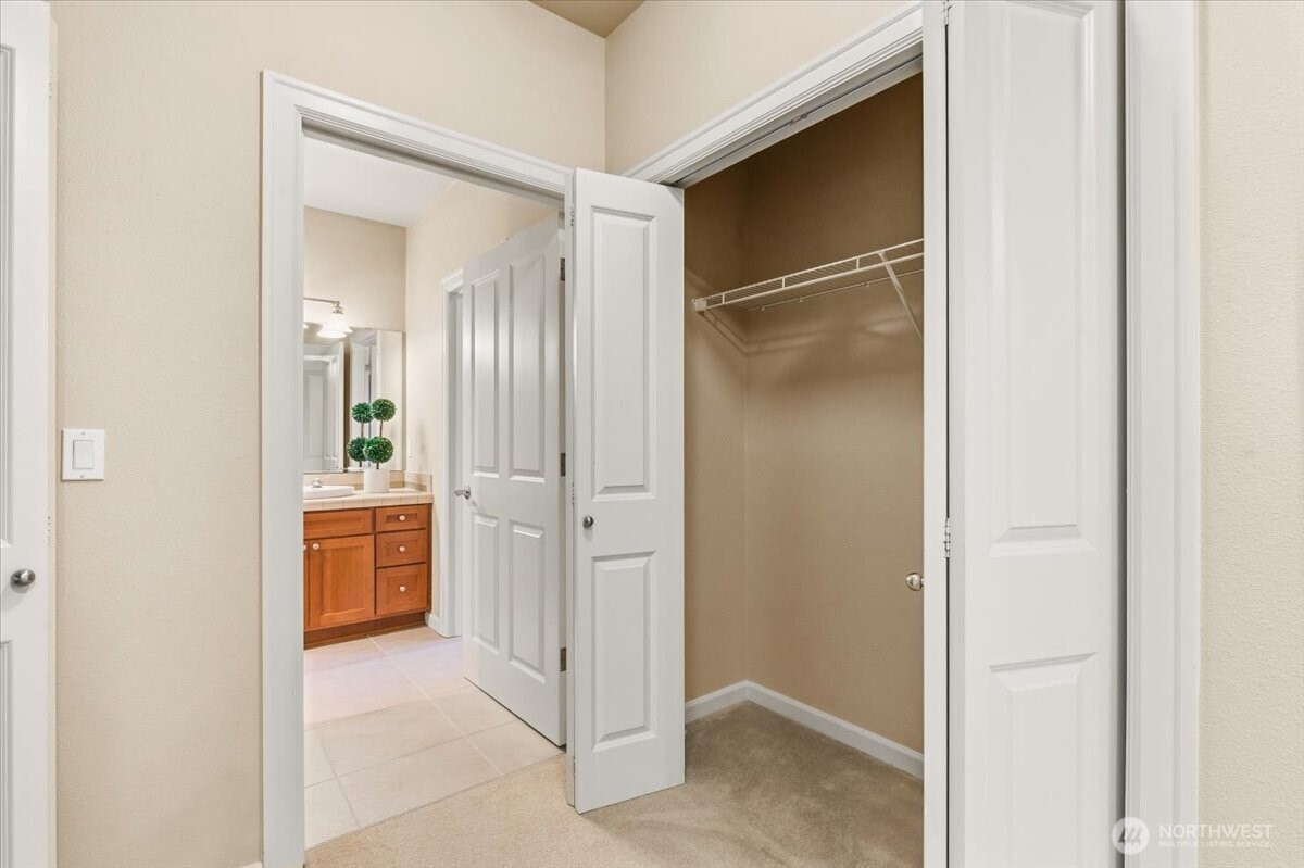 6800 132nd Place SE #E203, Newcastle, WA 98059