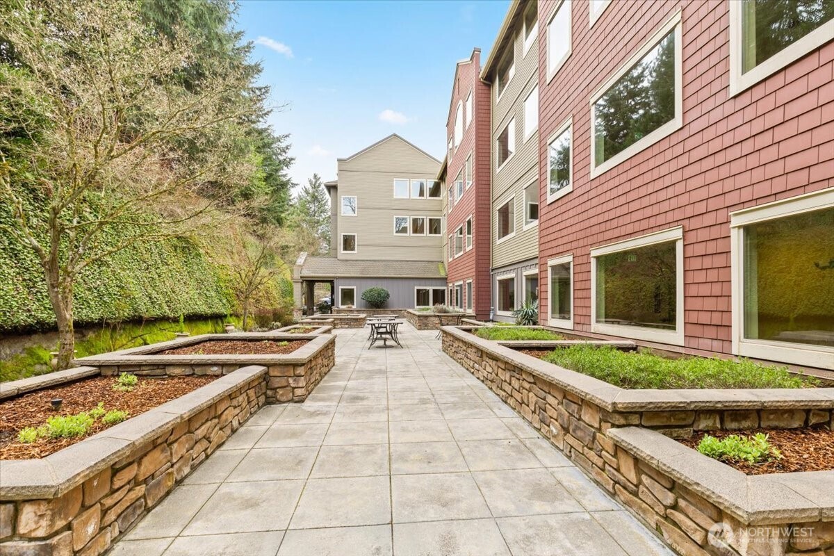 6800 132nd Place SE #E203, Newcastle, WA 98059