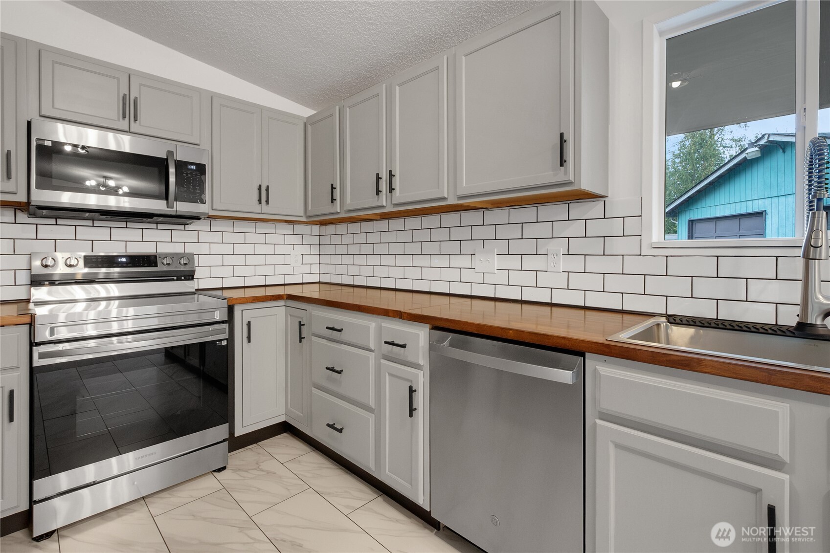 25909 216th Place SE, Maple Valley, WA 98038