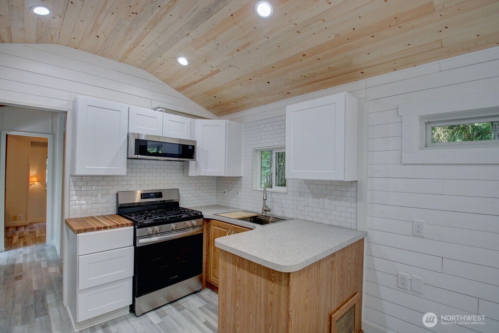 92 Riverside Drive , Deming, WA 98244