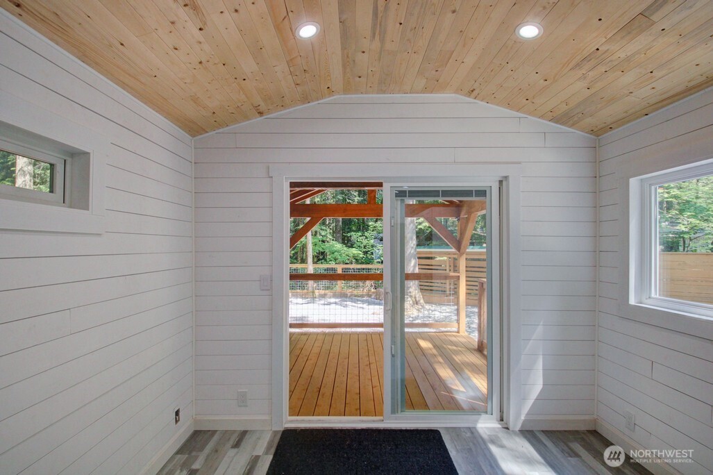 92 Riverside Drive , Deming, WA 98244