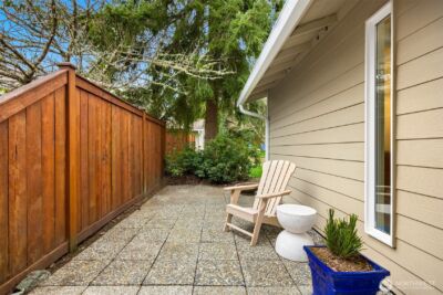 1049 Madison Avenue N, Bainbridge Island, WA 98110 - Photo 2