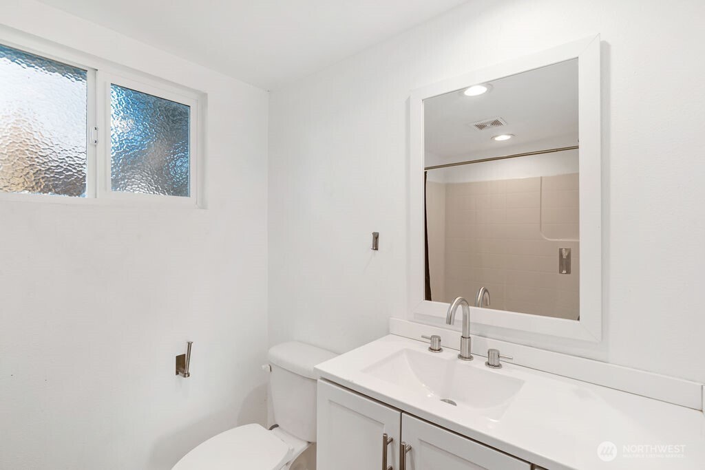 107 E Section Street , Mount Vernon, WA 98273