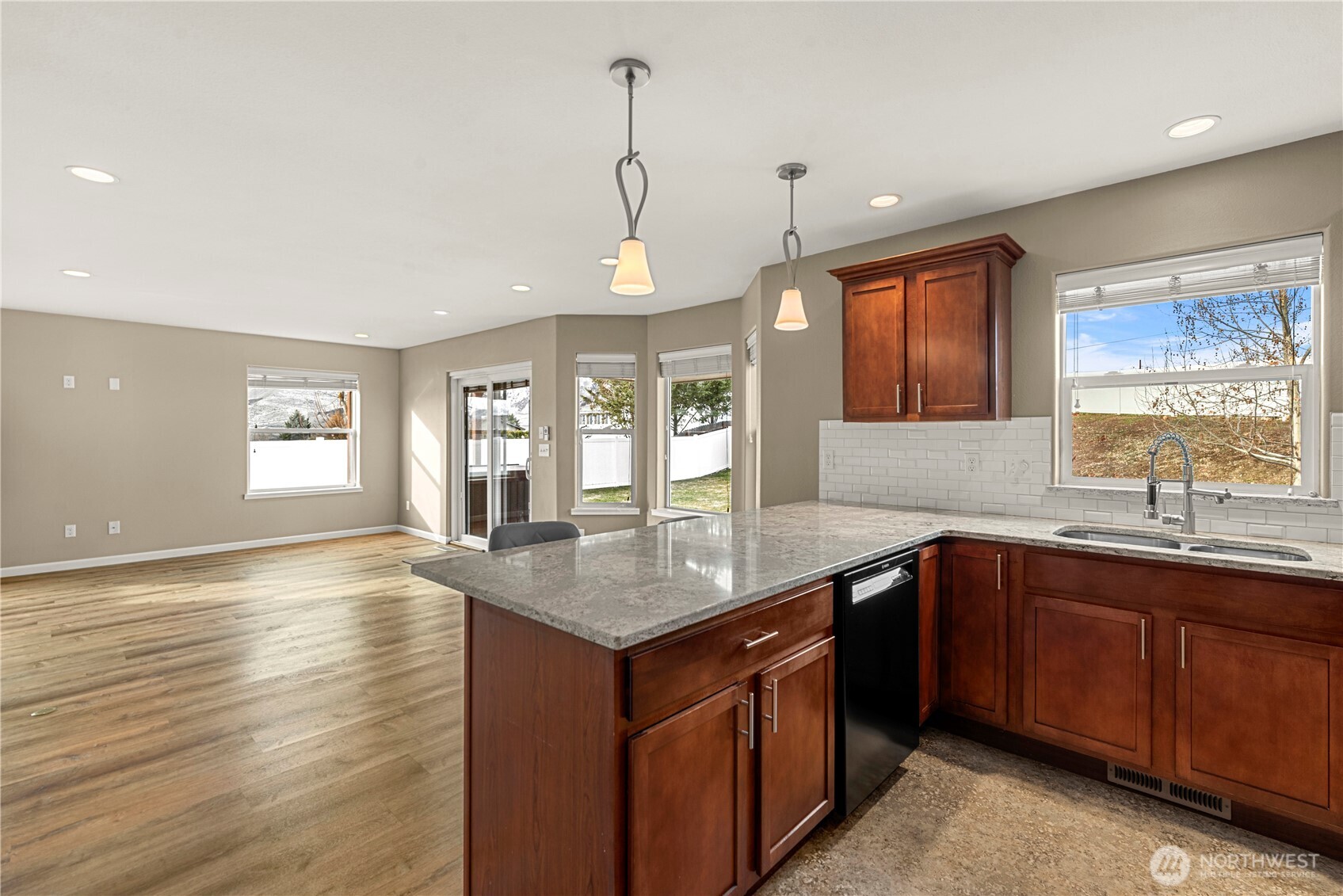 582 S James Avenue , East Wenatchee, WA 98802