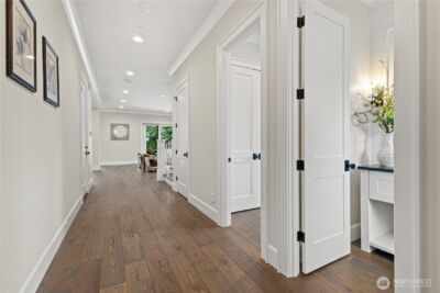 2121 109th Avenue SE, Bellevue, WA 98004 - Photo 3