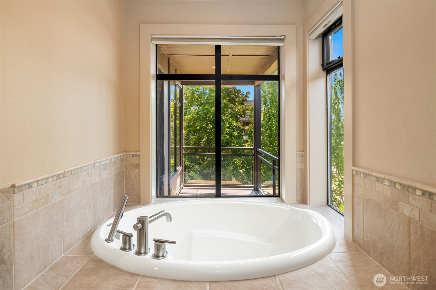 427 2nd Street S #A, Kirkland, WA 98033