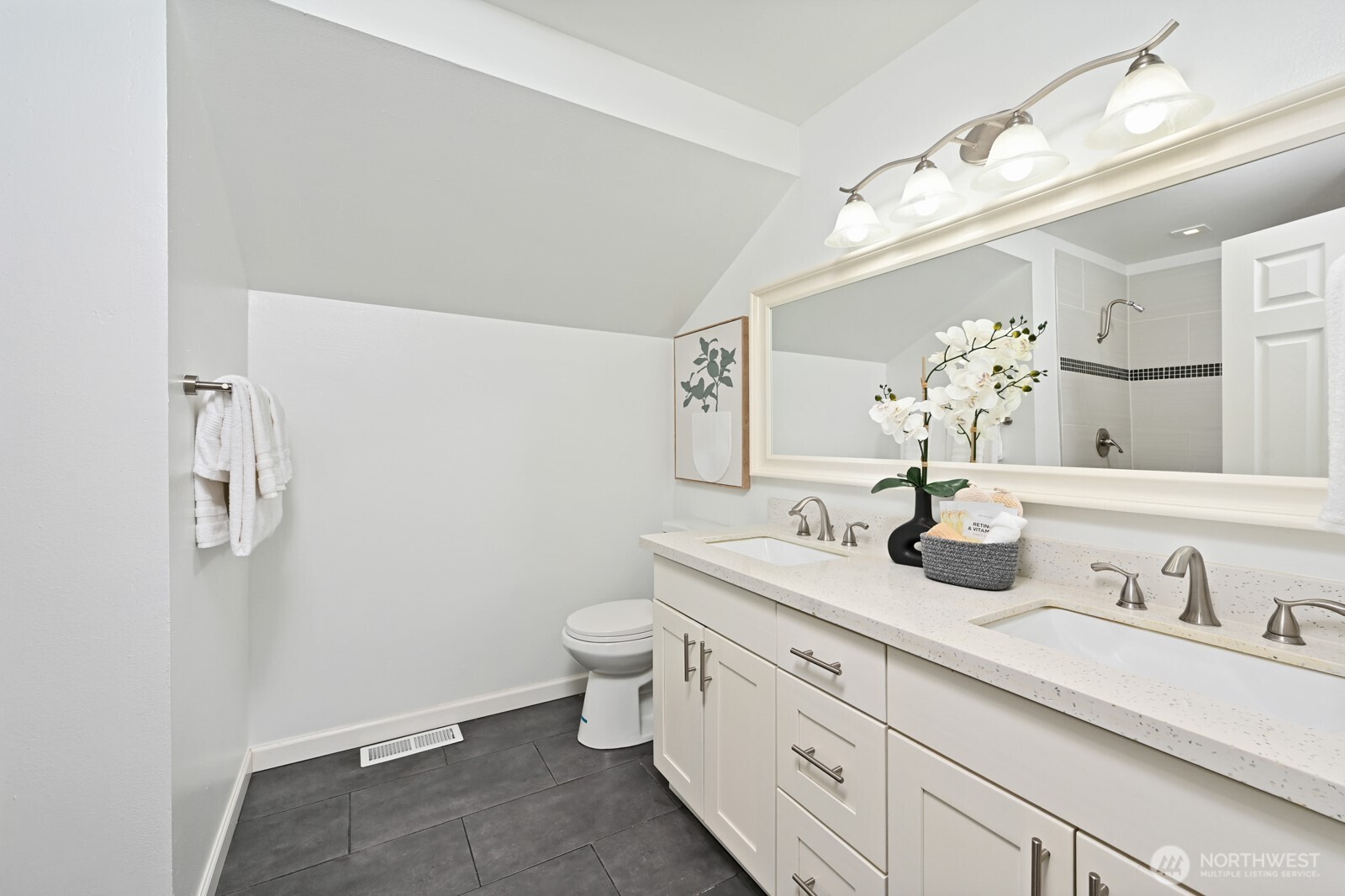 832 NE 202nd Street , Shoreline, WA 98155