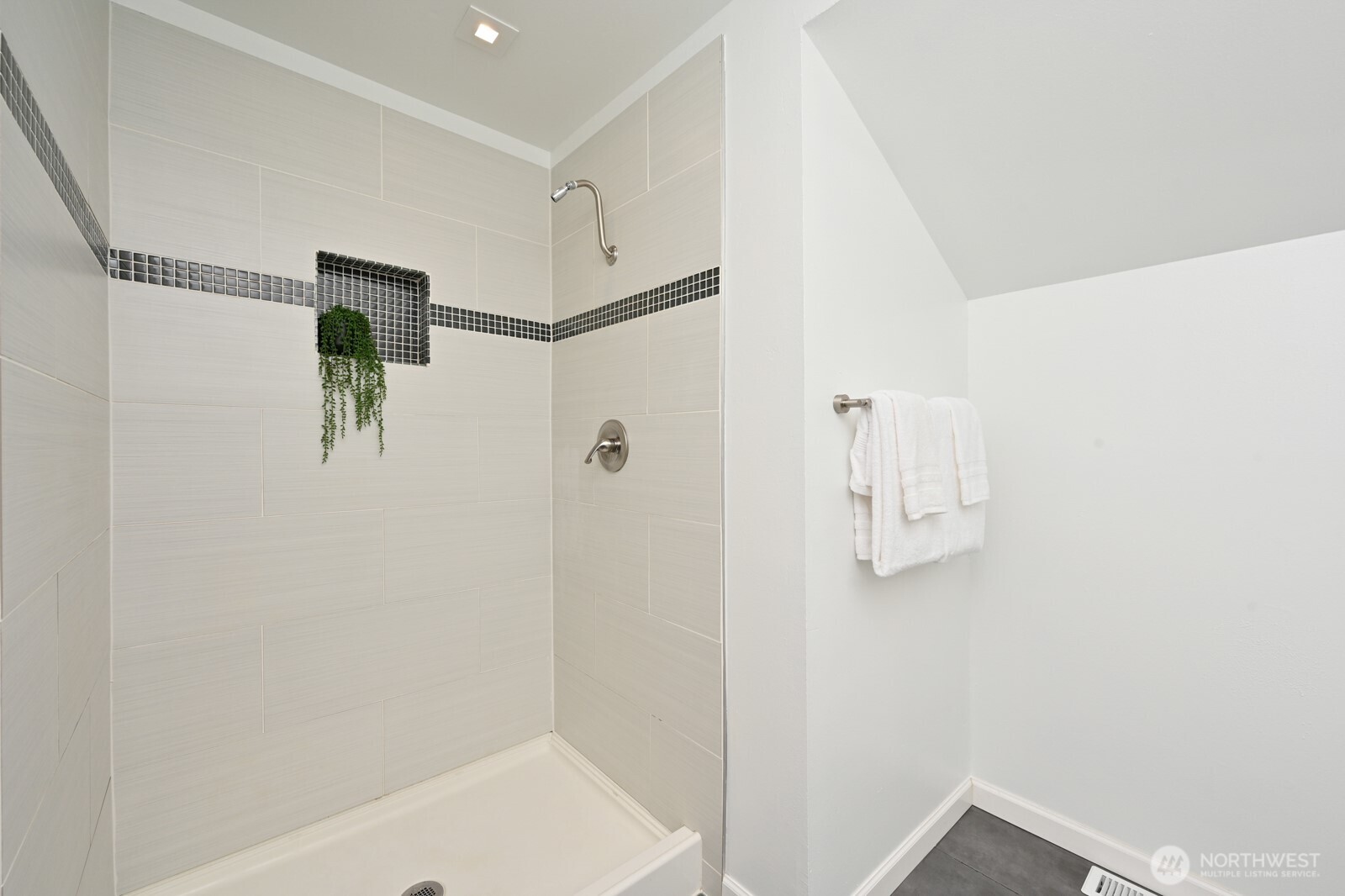 832 NE 202nd Street , Shoreline, WA 98155