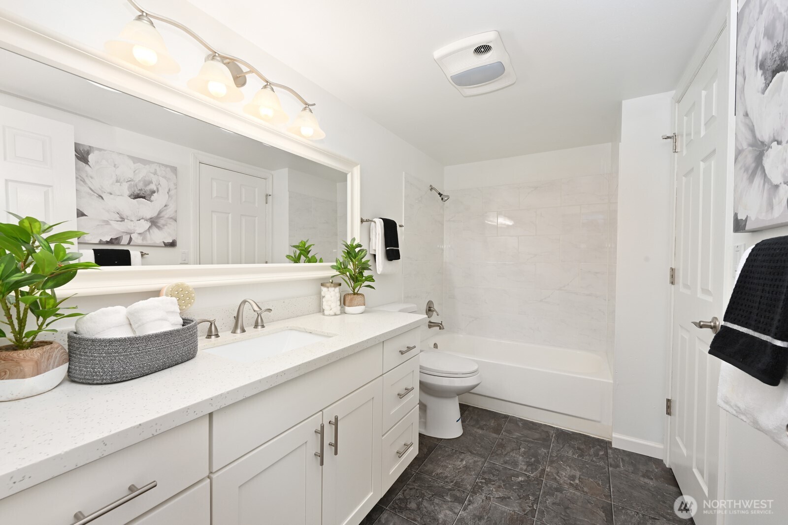 832 NE 202nd Street , Shoreline, WA 98155