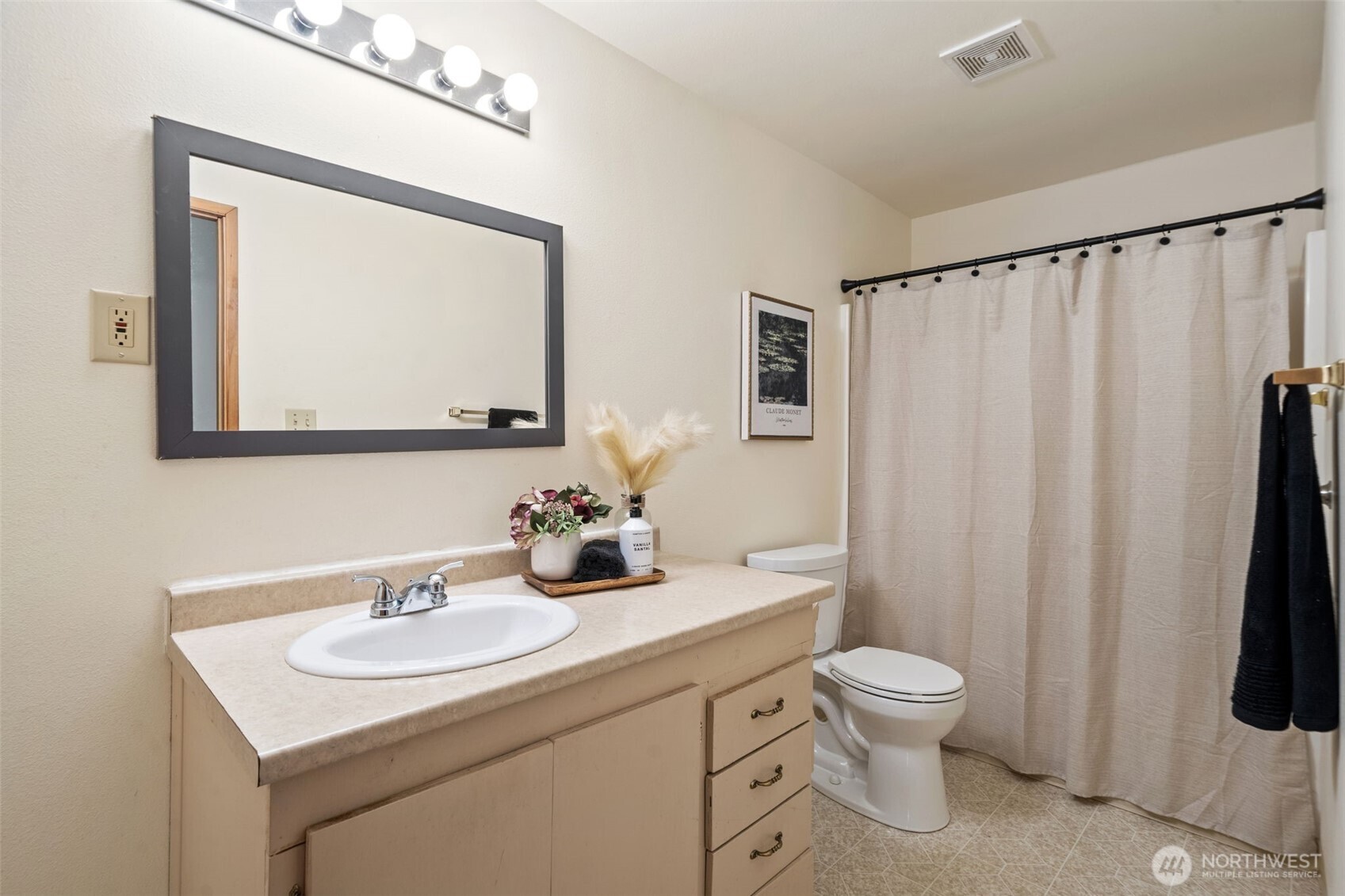 565 NE Ormsby Way , Bremerton, WA 98311