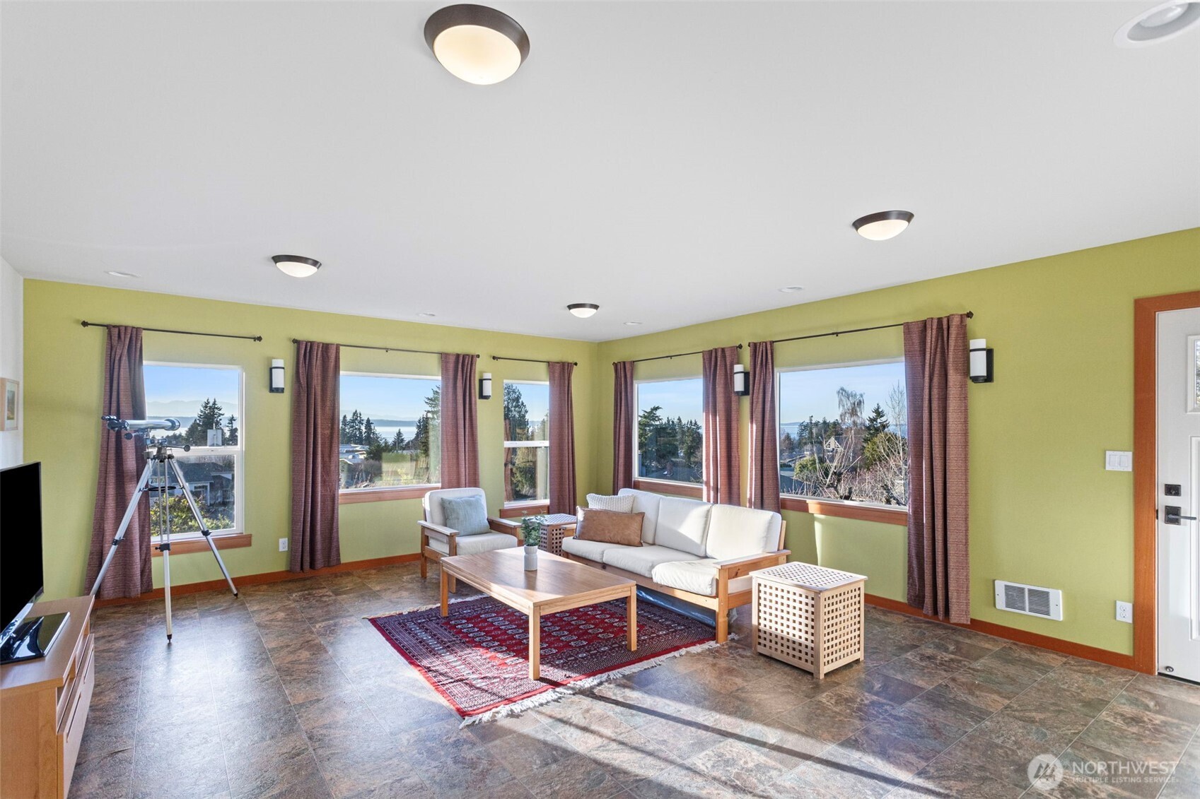 647 9th Avenue N, Edmonds, WA 98020