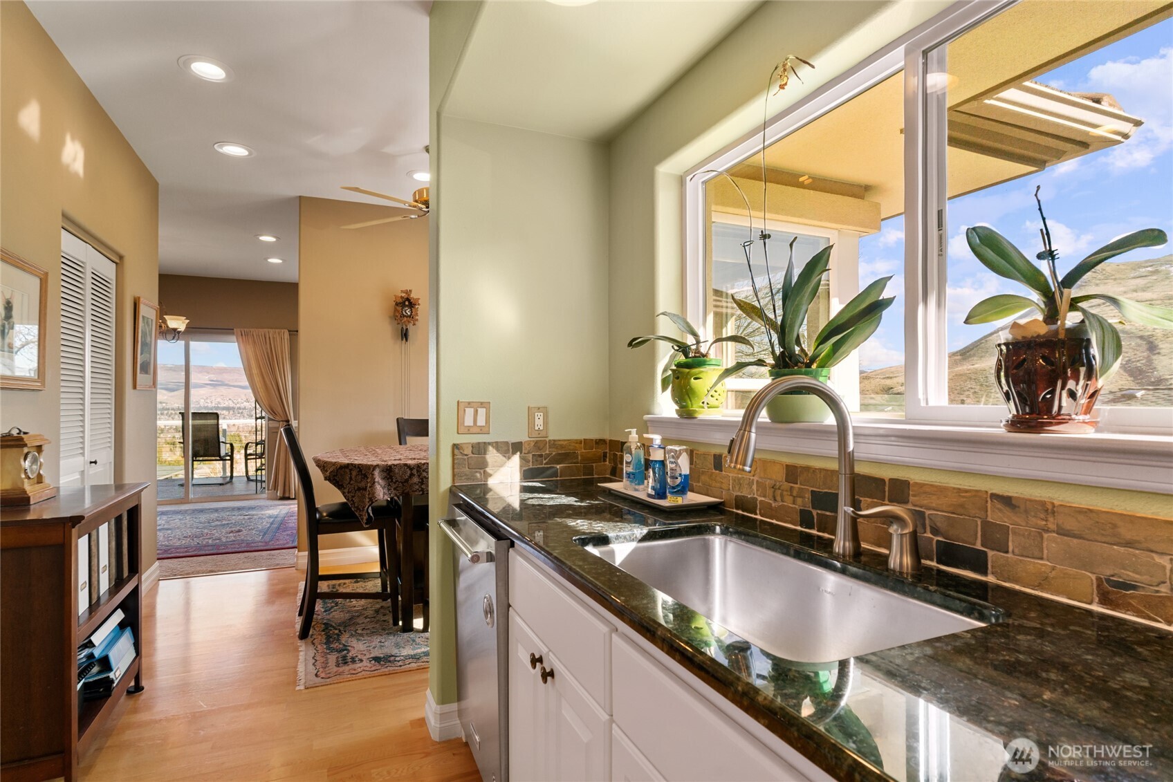 735 Castle Heights Drive , Wenatchee, WA 98801