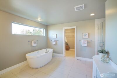 10010 Densmore Avenue N, Seattle, WA 98133 - Photo 23