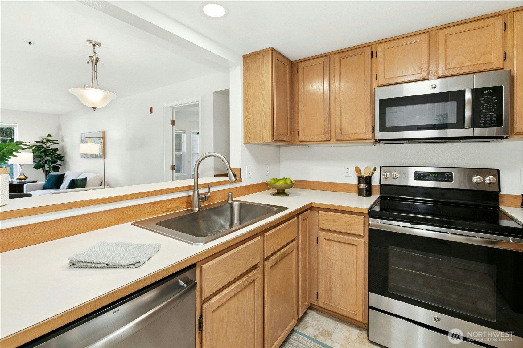 4081 224th Lane SE #202, Issaquah, WA 98029-6233