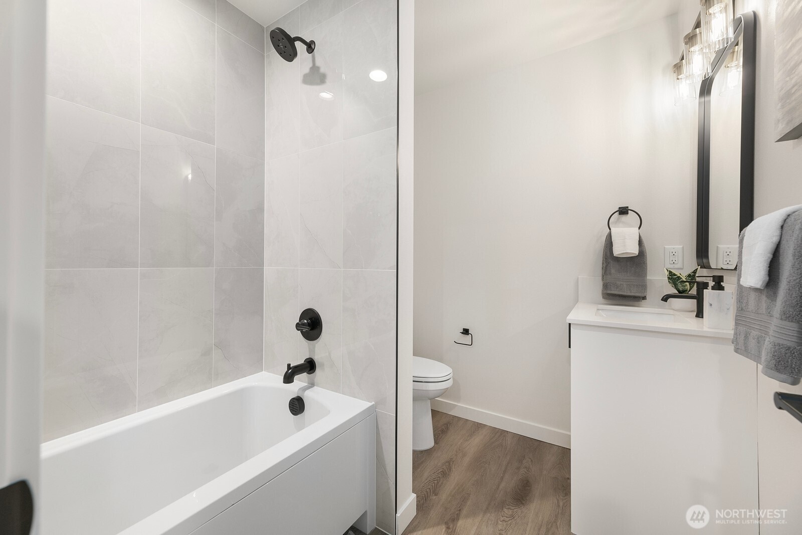 2017 W Bertona , Seattle, WA 98199