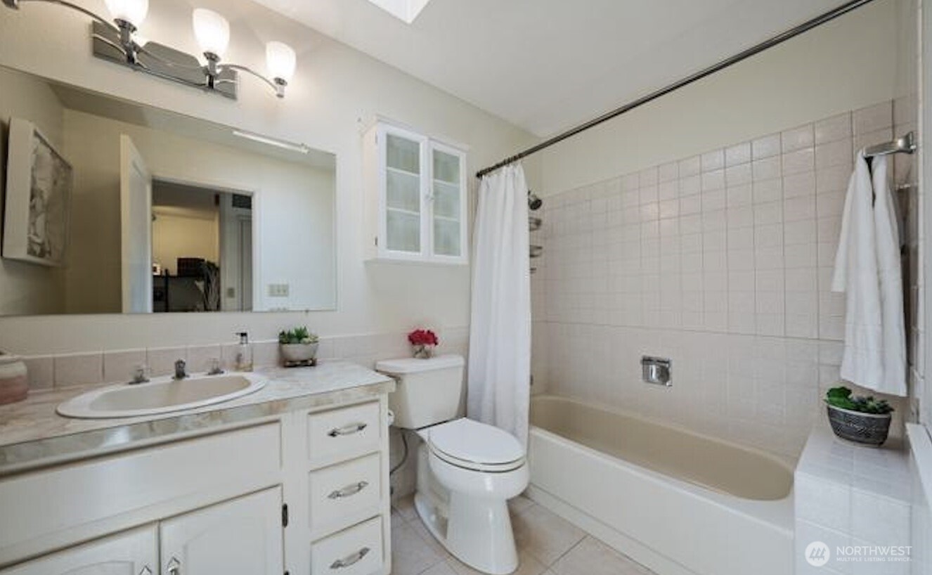 617 W Mercer Place #401, Seattle, WA 98119