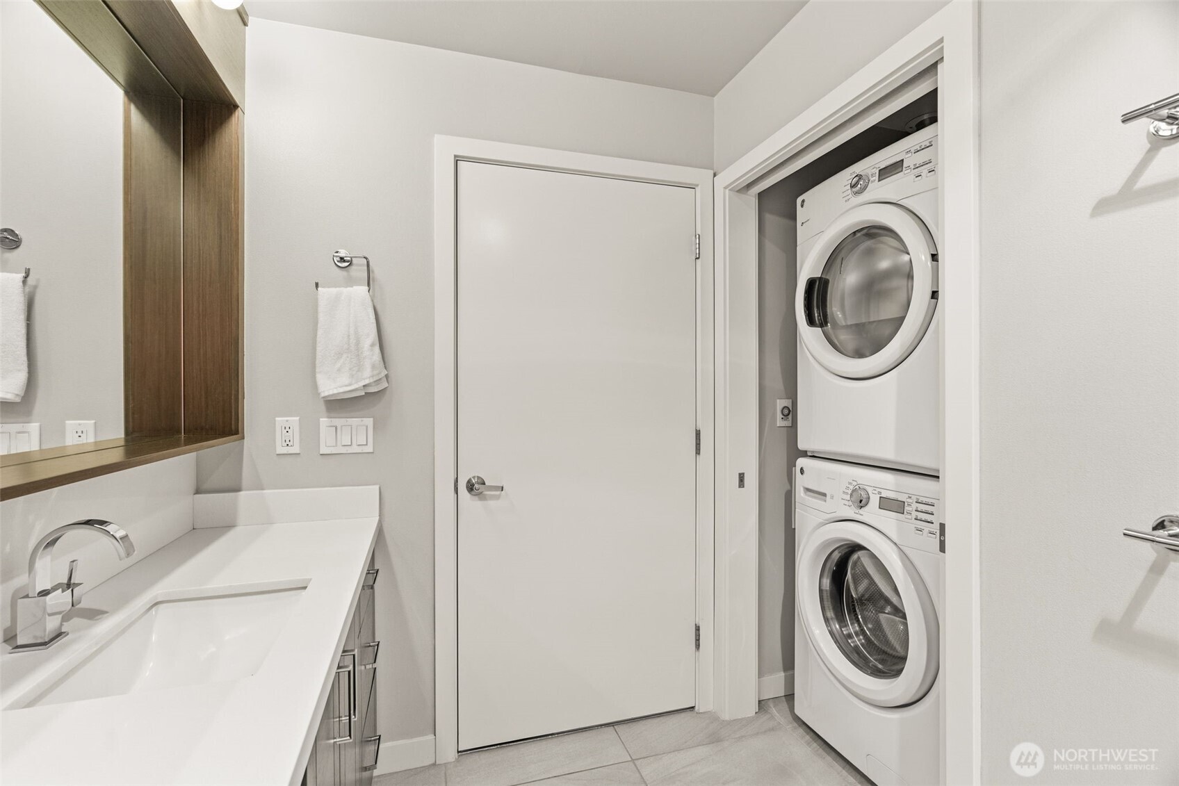 1760 NW 56th St #322, Seattle, WA 98107