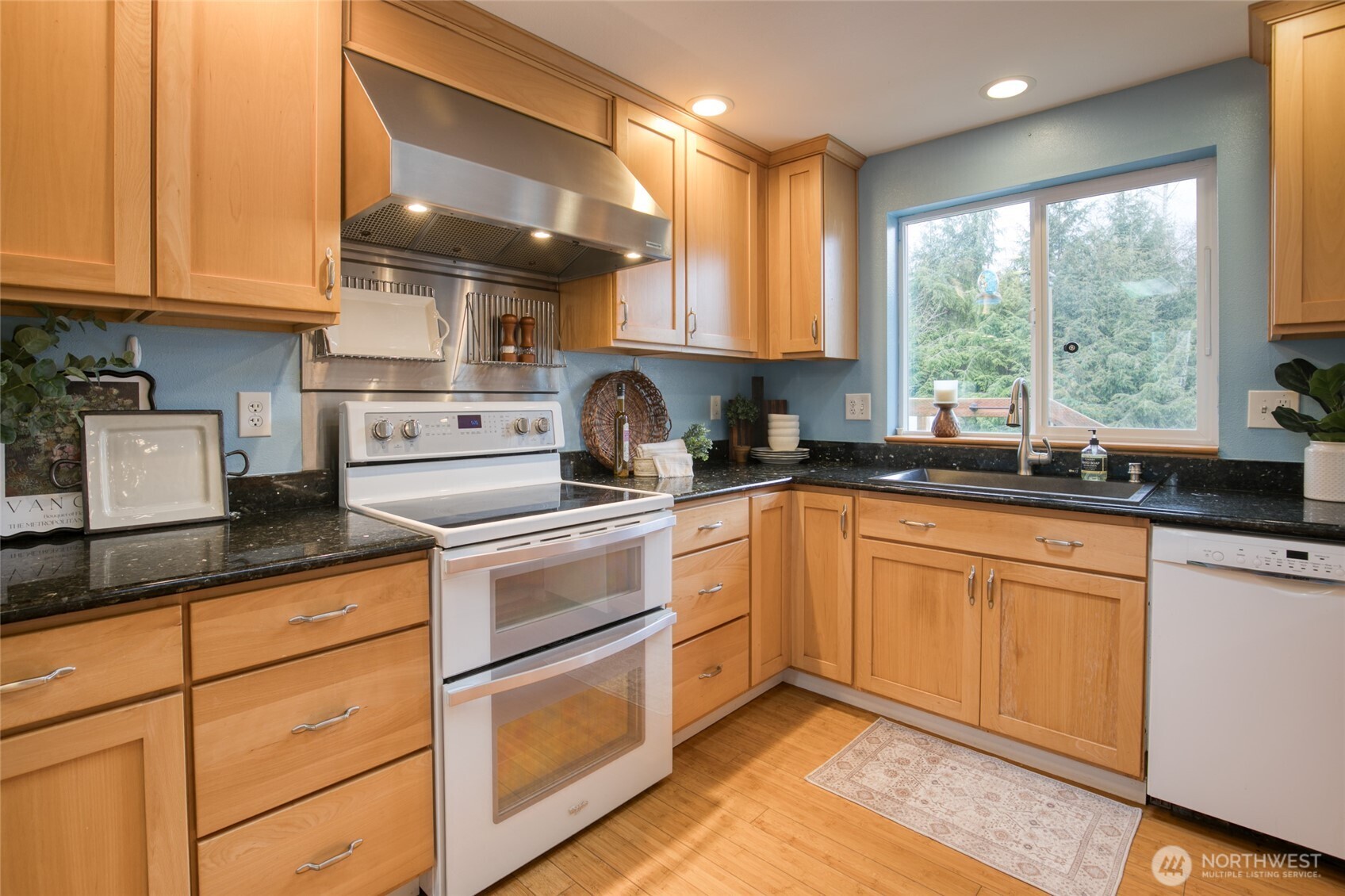 828 Ocean Avenue , Cosmopolis, WA 98595