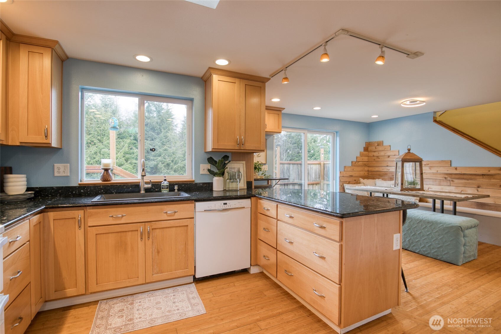 828 Ocean Avenue , Cosmopolis, WA 98595