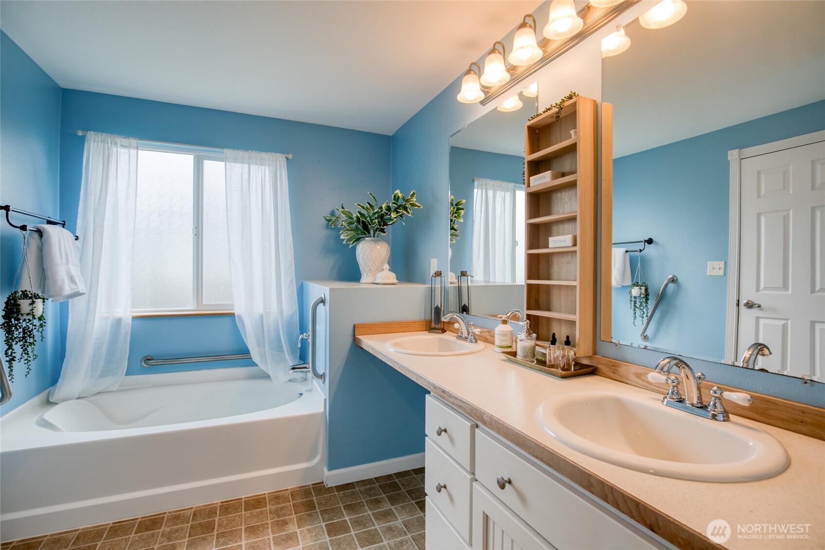 828 Ocean Avenue , Cosmopolis, WA 98595