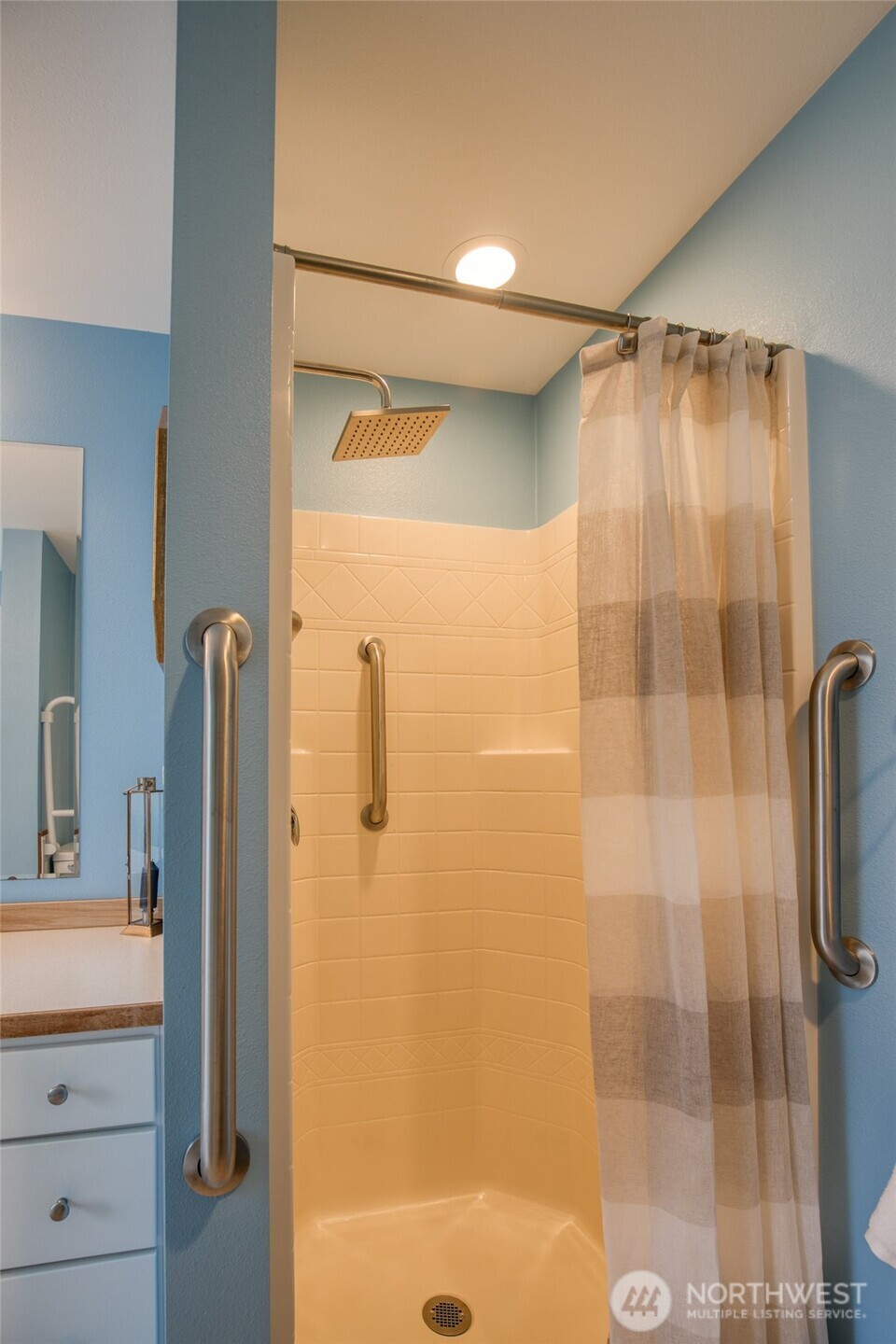 828 Ocean Avenue , Cosmopolis, WA 98595