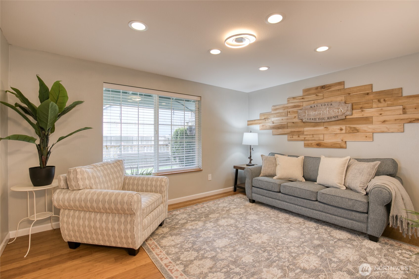 828 Ocean Avenue , Cosmopolis, WA 98595