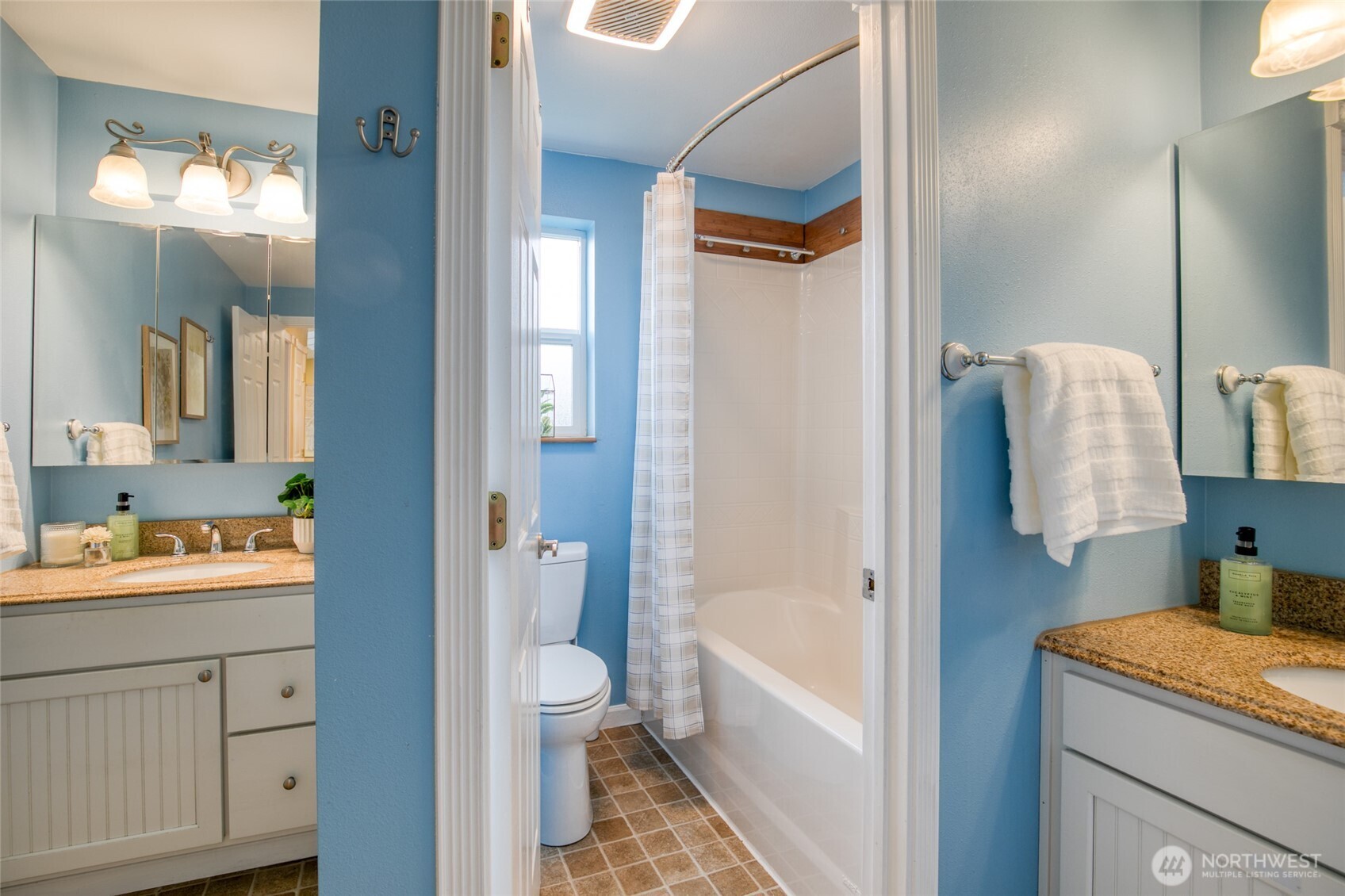 828 Ocean Avenue , Cosmopolis, WA 98595