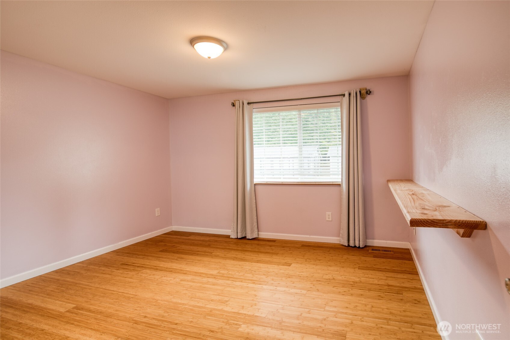 828 Ocean Avenue , Cosmopolis, WA 98595