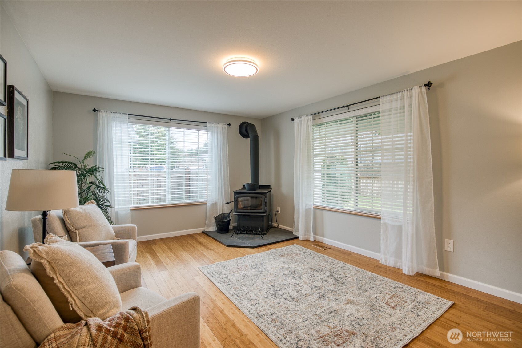 828 Ocean Avenue , Cosmopolis, WA 98595