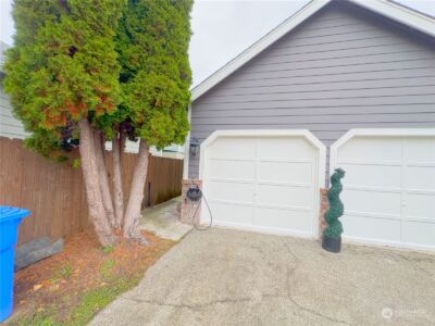 977 Graham Avenue NE, Renton, WA 98059 - Photo 1