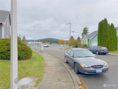 977 Graham Avenue NE, Renton, WA 98059 - Photo 3