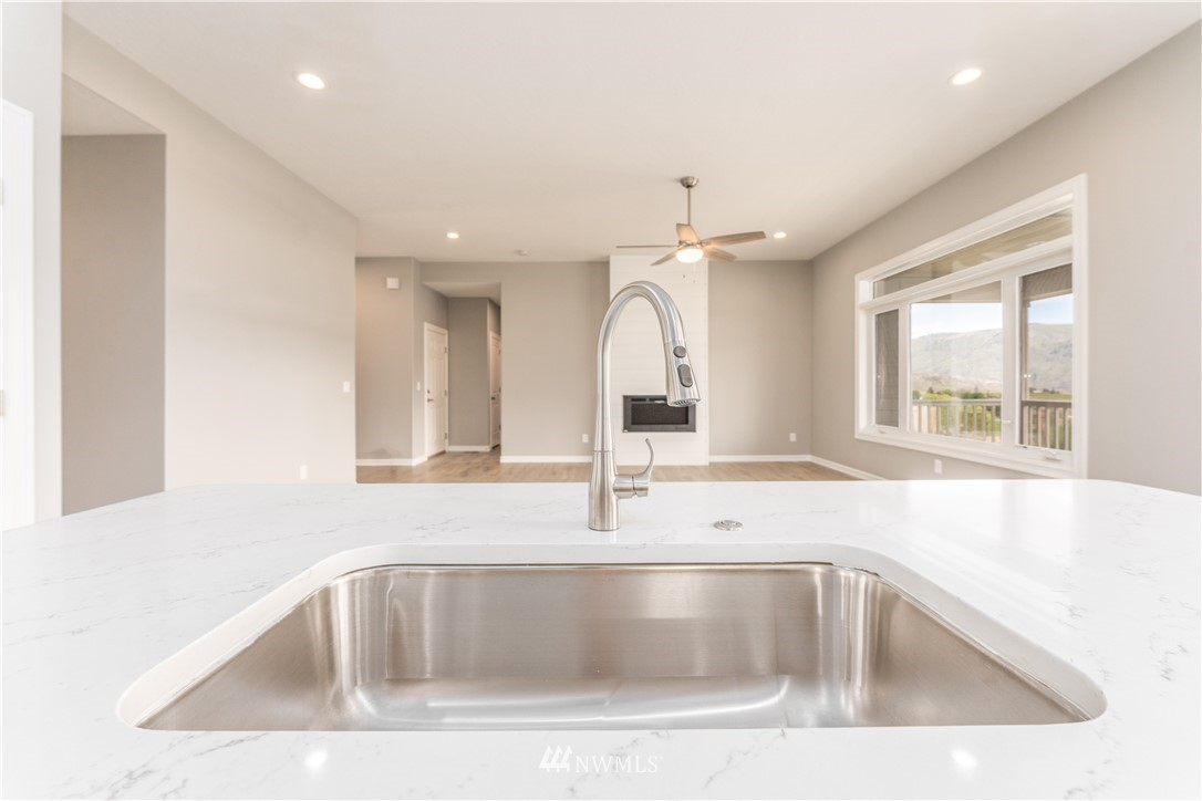 482 Sunny Brooke Lane , Chelan, WA 98816