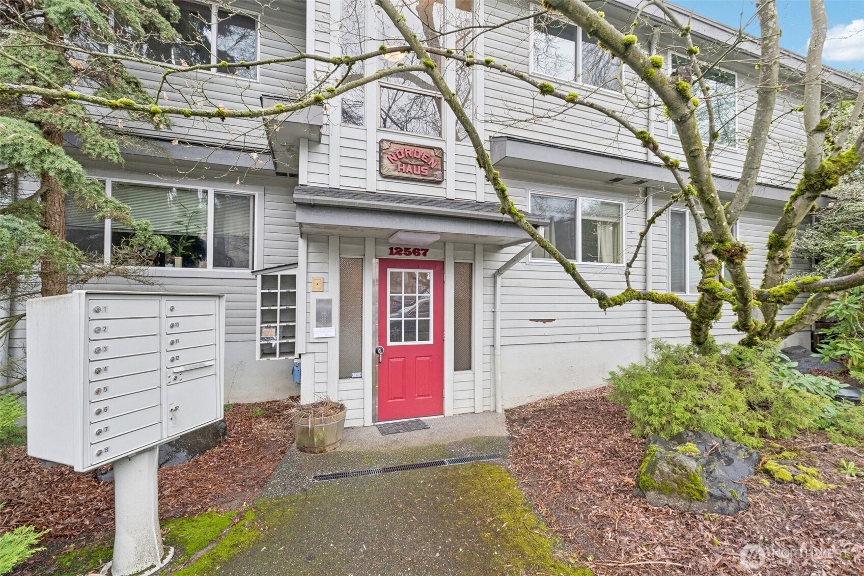 12567 35th Avenue NE #204, Seattle, WA 98125