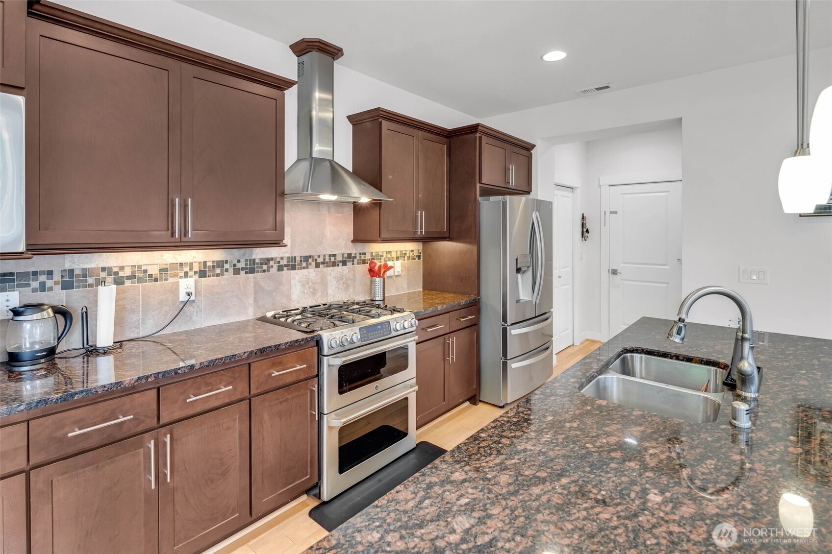 1705 NE Falls Dr , Issaquah, WA 98029-7822