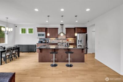 1705 NE Falls Dr , Issaquah, WA 98029-7822 - Photo 9