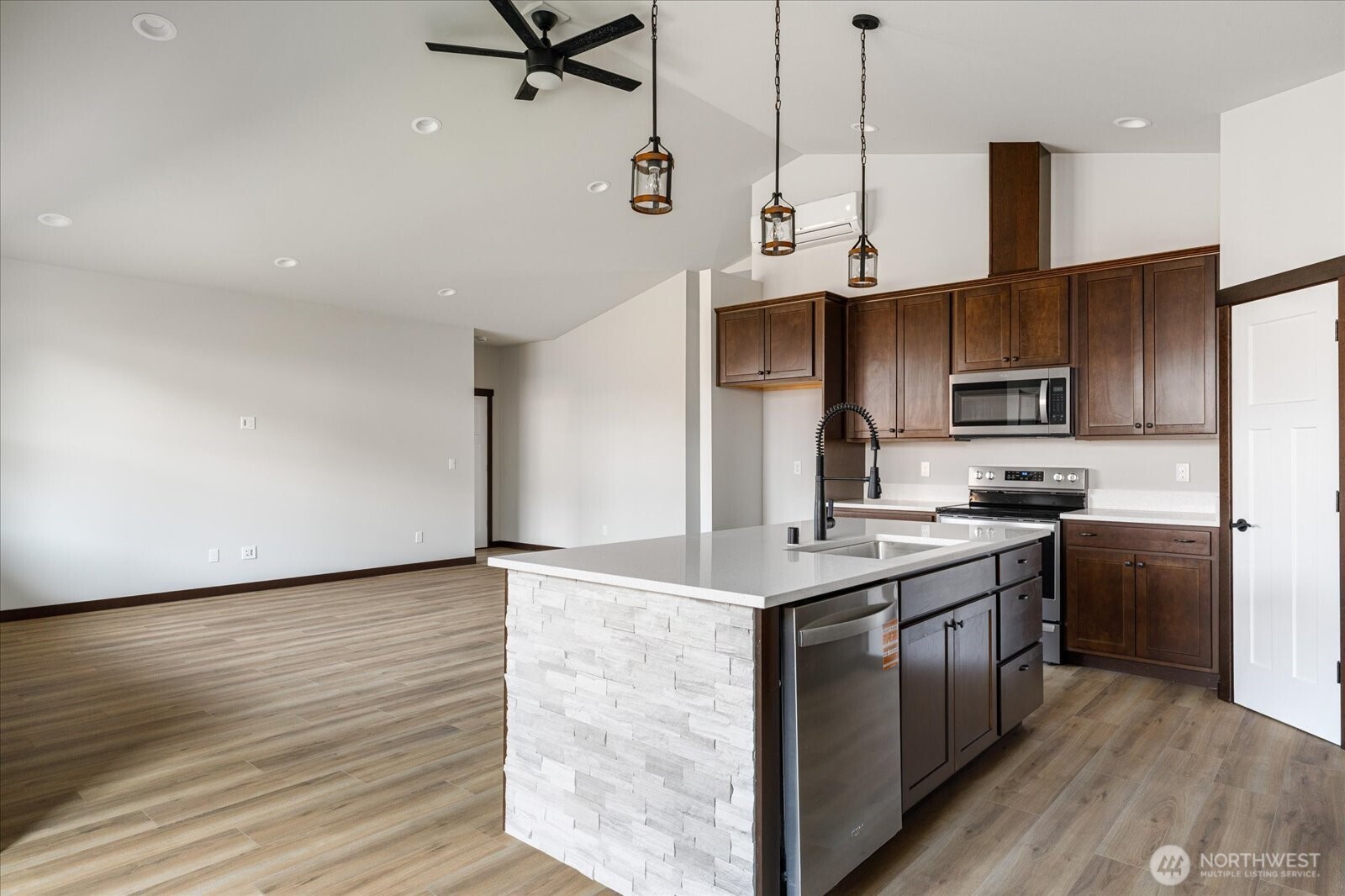 926 NW Shire Street , Oak Harbor, WA 98277