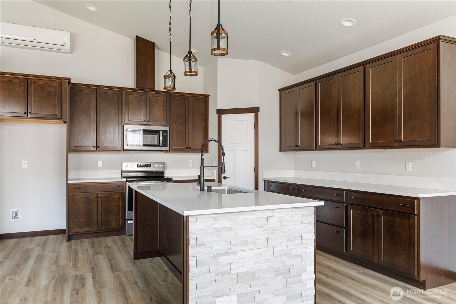 926 NW Shire Street , Oak Harbor, WA 98277