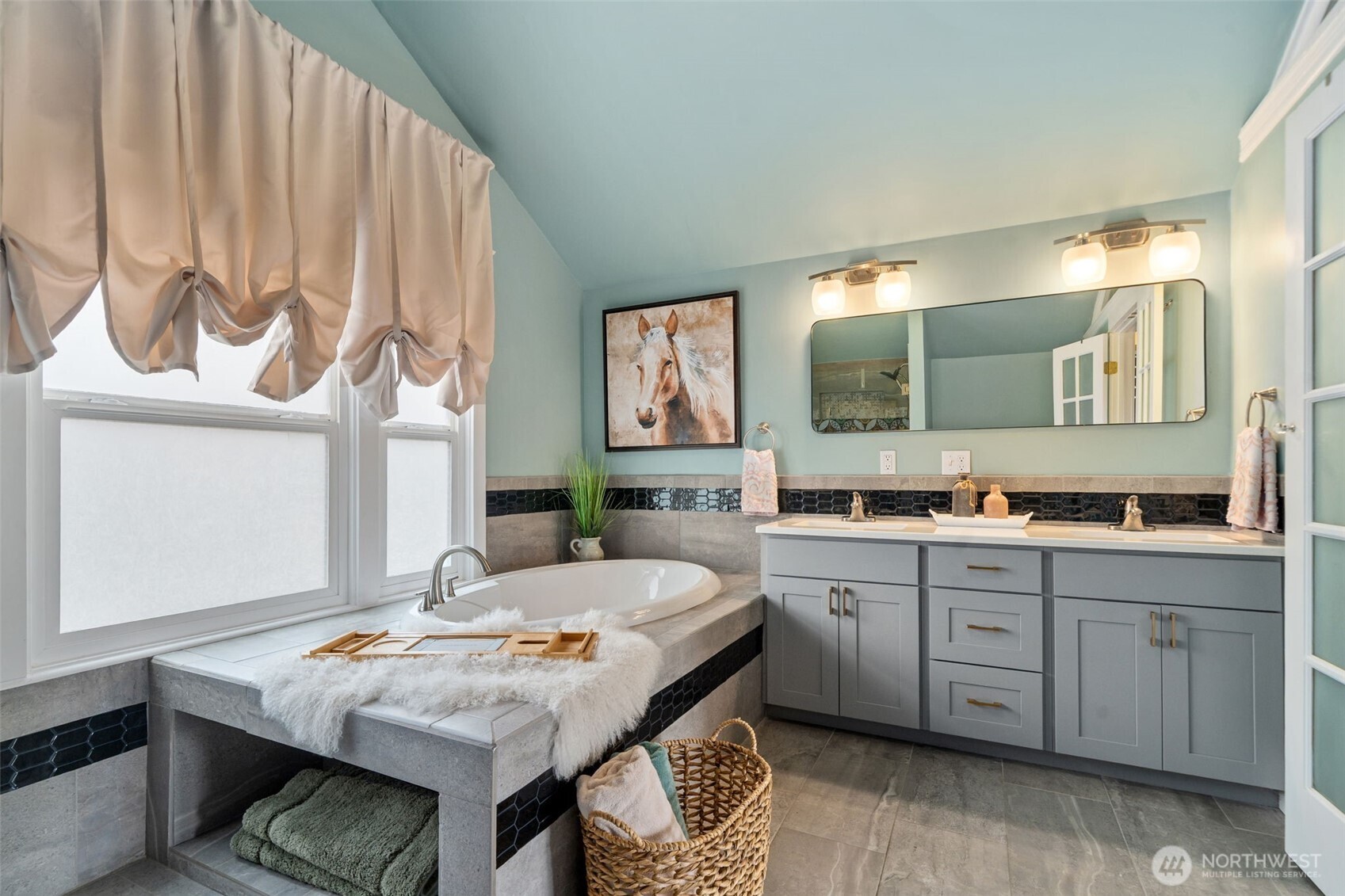 724 S Summit Avenue , Bremerton, WA 98312