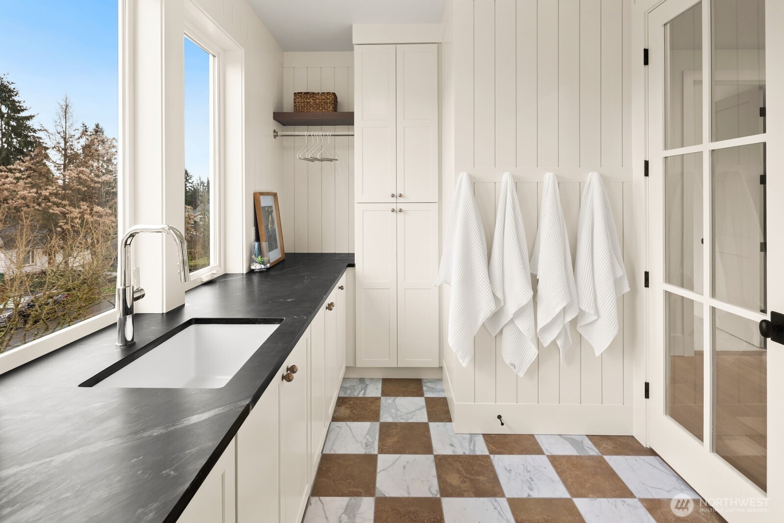 8221 22nd Avenue NE, Seattle, WA 98115