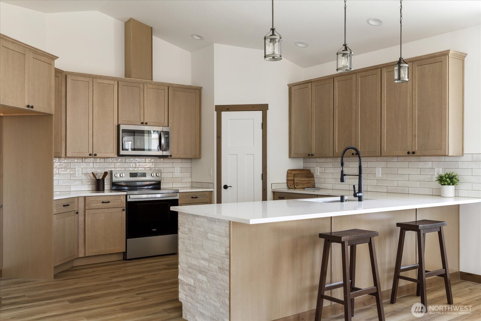 900 NW Shire Street , Oak Harbor, WA 98277