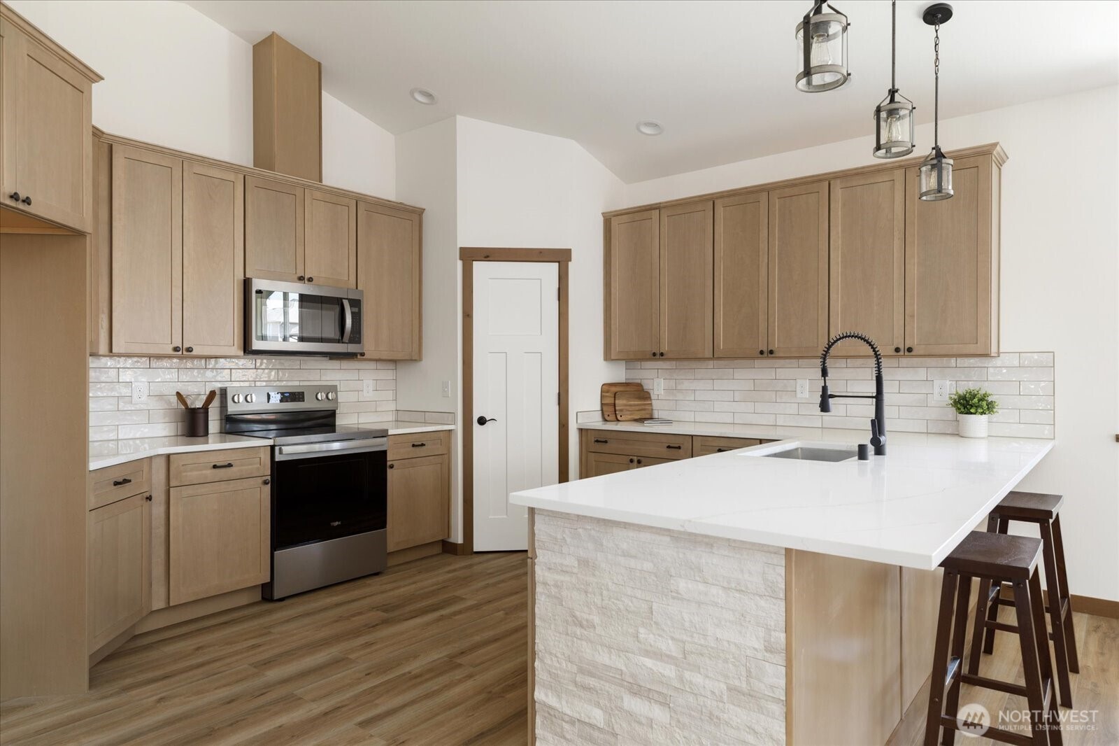 900 NW Shire Street , Oak Harbor, WA 98277