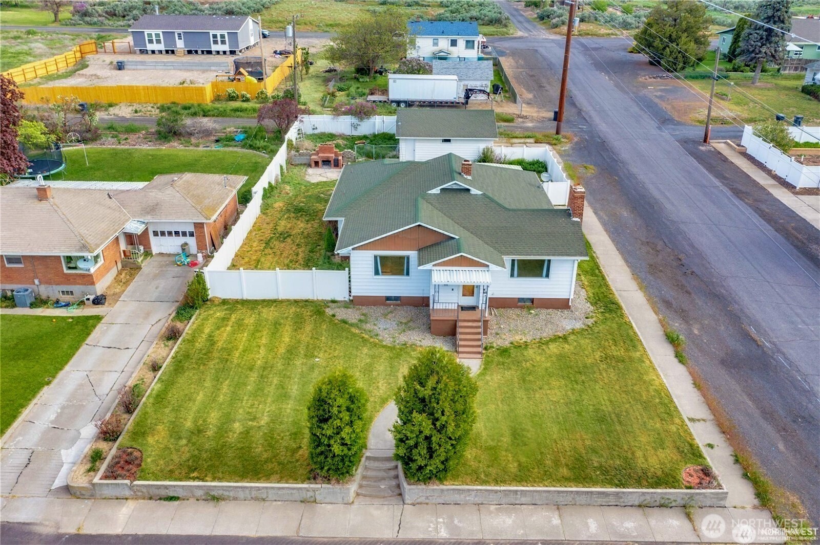 113 E 6th St , Lind, WA 99341